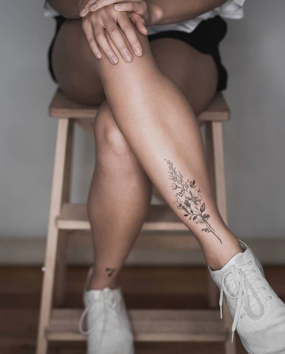 tatuagem canela feminina frente delicada