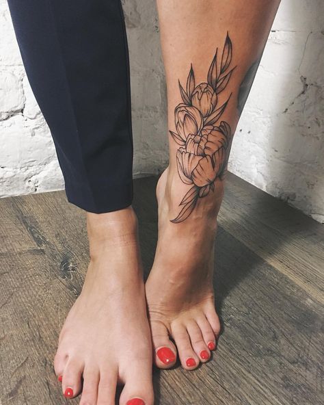 tatuagem canela feminina frente flor