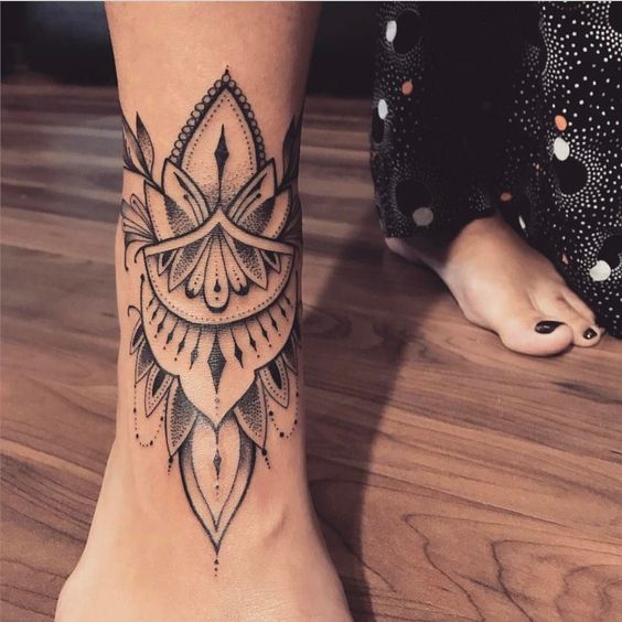 tatuagem canela feminina frente mandala