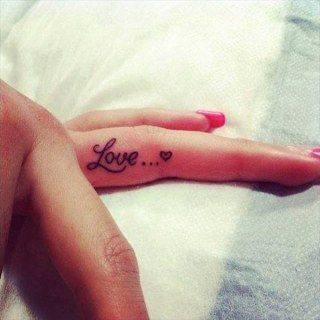 tatuagem feminina escrita amor